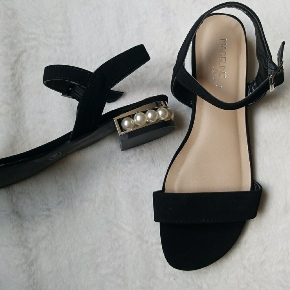 Preowned  Sandals with pearls